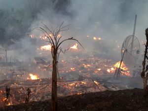 20 Rumah Warga di Kampung Adat Cengkuk Sukabumi Terbakar 20 Rumah Warga di Kampung Adat Cengkuk Sukabumi Terbakar
