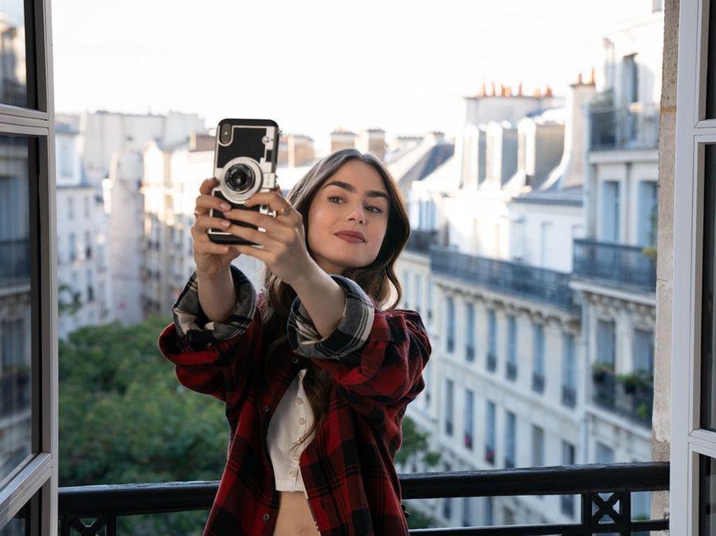 Emily in Paris Kena Semprot Pemerintah Ukraina Emily in Paris Kena Semprot Pemerintah Ukraina