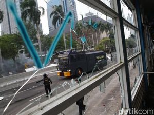 Aksi Anarkis Massa Rusak Halte TransJakarta Bank Indonesia