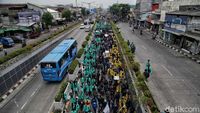 Aksi Long March Mahasiswa dan STM di Kawasan Senen
