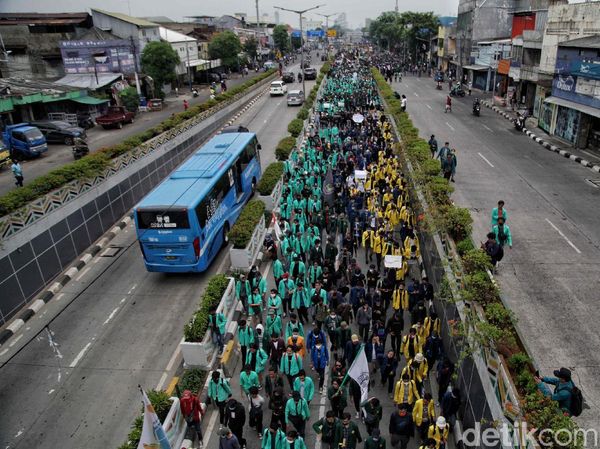 Aksi Long March Mahasiswa dan STM di Kawasan Senen
