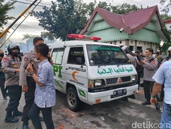 Terobos Demo di Jalan Depan DPRD Riau, Mobil Ambulans FPI Diamankan