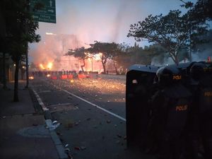 Makin Memanas, Massa Membakar Pospol Harmoni-Road Barrier!