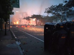 Makin Memanas, Massa Membakar Pospol Harmoni-Road Barrier!