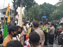 Video Demo di Depan Istana Bogor Berakhir Ricuh