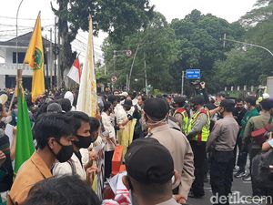 Aksi Coret-coret dan Bakar Ban Mahasiswa di Depan Istana Bogor