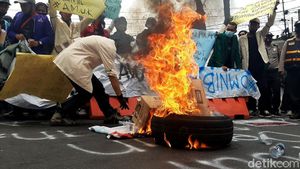Bakar Ban-Vandalisme Warnai Demo Mahasiswa di Istana Bogor