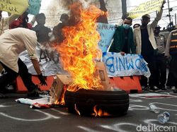 Bakar Ban-Vandalisme Warnai Demo Mahasiswa di Istana Bogor