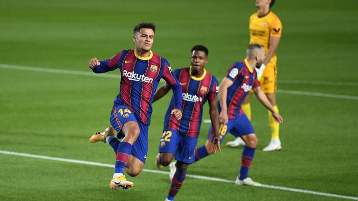 BARCELONA, SPAIN - OCTOBER 04: Phillipe Coutinho of Barcelona  celebrates after scoring his teams first goal  during the La Liga Santander match between FC Barcelona and Sevilla FC at Camp Nou on October 04, 2020 in Barcelona, Spain. Football Stadiums around Europe remain empty due to the Coronavirus Pandemic as Government social distancing laws prohibit fans inside venues resulting in fixtures being played behind closed doors. (Photo by David Ramos/Getty Images)