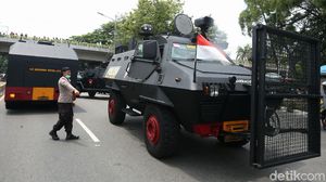 Barracuda-Water Cannon Amankan Demo Tolak Omnibus Law