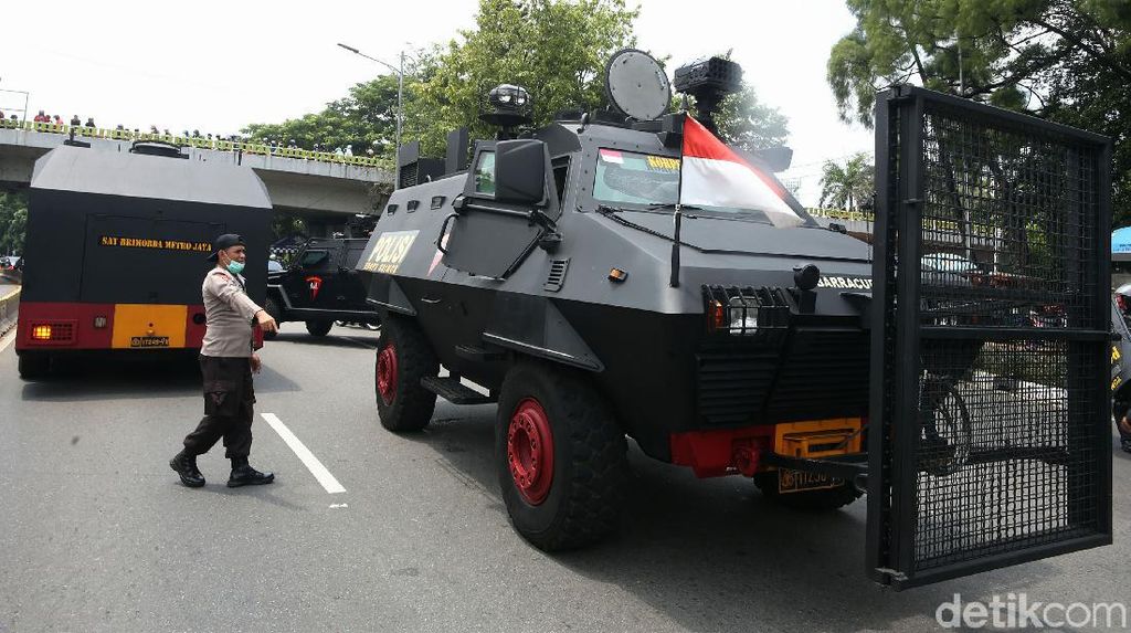 Barracuda-Water Cannon Amankan Demo Tolak Omnibus Law Barracuda-Water Cannon Amankan Demo Tolak Omnibus Law