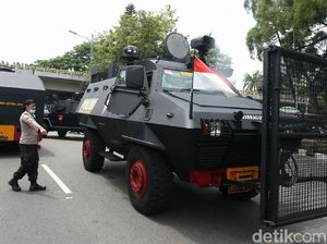 Barracuda-Water Cannon Amankan Demo Tolak Omnibus Law