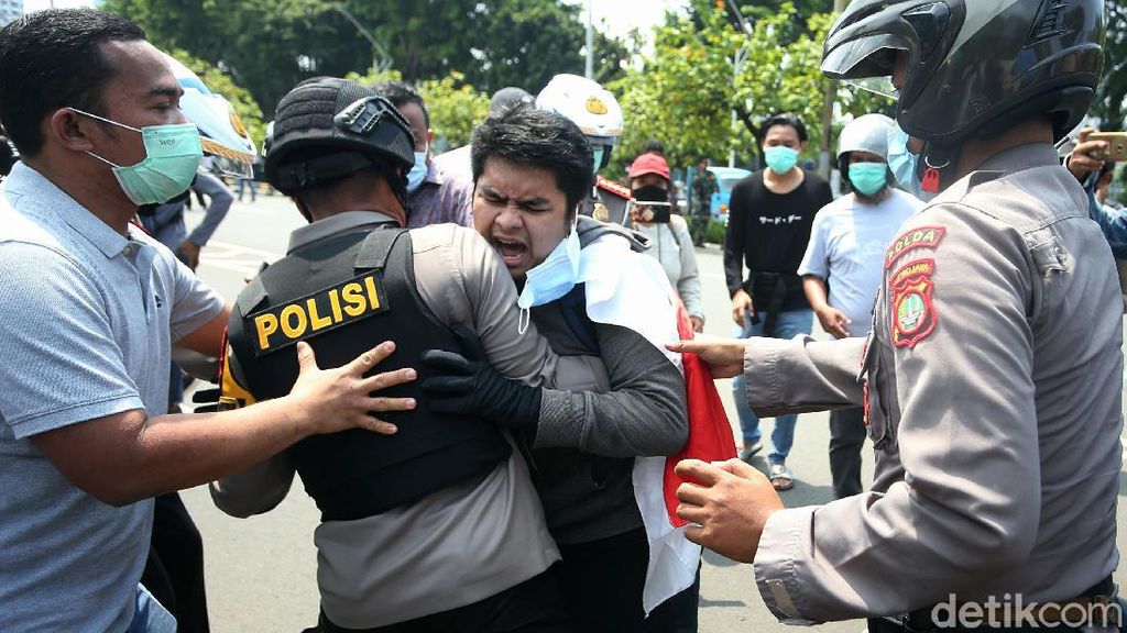 Begerak ke DPR, Buruh Diadang Polisi di Taman Ria Senayan
