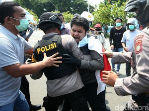 Begerak ke DPR, Buruh Diadang Polisi di Taman Ria Senayan