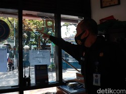 Jejak Ricuh Demonstran Vs Polisi, Gas Air Mata hingga Kaca Satpam Unisba Pecah