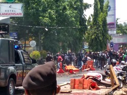Demo Omnibus Law Beringas, Pedemo-Aparat Bentrok di Cirebon
