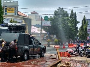 Bentrok Demonstran-Polisi di Cirebon, Saling Lempar Batu