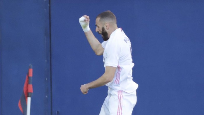 Real Madrids Karim Benzema, celebrates after scoring the sides second goal during the Spanish La Liga soccer match between Levante and Real Madrid at the Ceramica stadium in Villarreal, Spain, Sunday, Oct. 4, 2020. (AP Photo/Jose Miguel Fernandez)