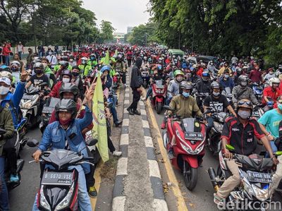 Blokade Dibuka, Buruh Mengalir ke Arah Kalideres Jakbar