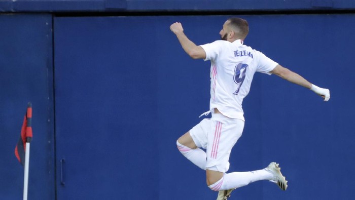 Real Madrids Karim Benzema, celebrates after scoring the sides second goal during the Spanish La Liga soccer match between Levante and Real Madrid at the Ceramica stadium in Villarreal, Spain, Sunday, Oct. 4, 2020. (AP Photo/Jose Miguel Fernandez)