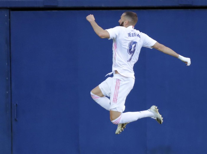 Real Madrids Karim Benzema, celebrates after scoring the sides second goal during the Spanish La Liga soccer match between Levante and Real Madrid at the Ceramica stadium in Villarreal, Spain, Sunday, Oct. 4, 2020. (AP Photo/Jose Miguel Fernandez)