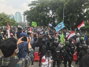 Terobos Barrier-Hendak ke DPR, Massa Buruh Dihadang Polisi di Depan JCC Senayan Terobos Barrier-Hendak ke DPR, Massa Buruh Dihadang Polisi di Depan JCC Senayan