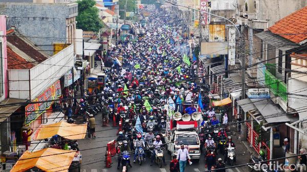 Buruh Cimahi Bergerak ke Gedung Sate Bandung