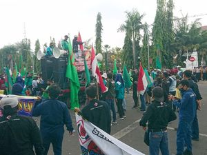 Massa Buruh Demo di Depan DPRD Cilegon Desak UU Ciptaker Dicabut