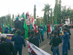 Massa Buruh Demo di Depan DPRD Cilegon Desak UU Ciptaker Dicabut