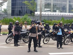 Polisi Bubarkan Massa Buruh di Jalan Gerbang Pemuda Jakarta