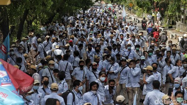 Penampakan Buruh Astra Daihatsu Demo Tolak Omnibus Law