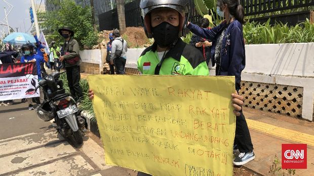 Aksi demo dari elemen buruh SBSI tertahan di Jalan Gerbang Pemuda Senayan Jakarta Pisat untuk melakukan aksi di depan Kompleks MPR/DPR