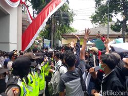 Tolak Omnibus Law, Massa di Bojonegoro Sempat Saling Lempar Botol Air Mineral