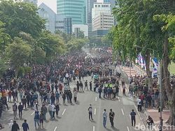 Demo Tolak Omnibus Law, Surabaya Lumpuh Hingga Mencekam