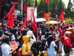 Demo Tolak Omnibus Law, Ribuan Buruh di Cimahi Bergerak ke Gedung Sate