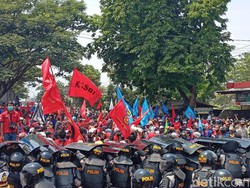 Ribuan Buruh Kembali Longmarch dan Tutup Jalan Cileunyi-Bandung