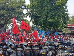 Ribuan Buruh Kembali Longmarch dan Tutup Jalan Cileunyi-Bandung Ribuan Buruh Kembali Longmarch dan Tutup Jalan Cileunyi-Bandung