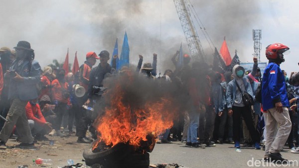 Demo mahasiswa dan buruh di cileunyi, 8 oktober