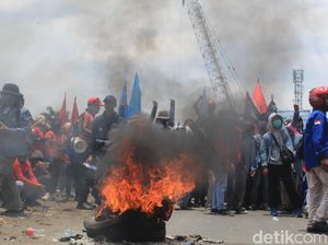 Ribuan Buruh Kembali Blokade Jalan Cileunyi-Rancaekek Sambil Bakar Ban