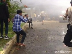 Demo Mahasiswa di Dompu Rusuh, Polisi Tembakkan Gas Air Mata