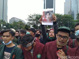 Mahasiswa Demo di Patung Kuda Jakpus, Bawa Poster Mau Gw Matiin Mik?