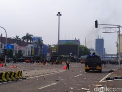 Lagi Naik Motor Ada Gas Air Mata, Jangan Banyak Mikir Langsung Putar Balik!