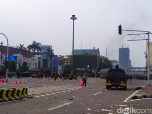 Lagi Naik Motor Ada Gas Air Mata, Jangan Banyak Mikir Langsung Putar Balik!