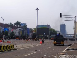 Lagi Naik Motor Ada Gas Air Mata, Jangan Banyak Mikir Langsung Putar Balik!