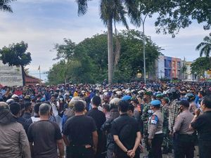 Mahasiswa Kepung DPRD Riau Tolak UU Ciptaker, Polisi Tembakkan Gas Air Mata