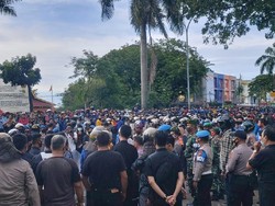 Mahasiswa Kepung DPRD Riau Tolak UU Ciptaker, Polisi Tembakkan Gas Air Mata