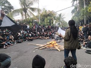 Massa Aksi Tolak Omnibus Law di Bali Bakar Kayu di Tengah Jalan Massa Aksi Tolak Omnibus Law di Bali Bakar Kayu di Tengah Jalan