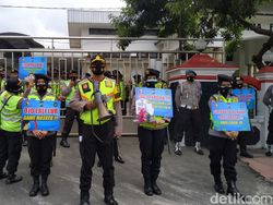 Sambut Pendemo Omnibus Law, Polwan Blitar Bawa Bunga dan Imbauan Prokes