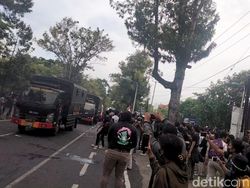 Demo Omnibus Law di Bali, Massa Lempar Botol Plastik ke Mobil Polisi