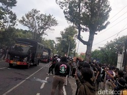 Demo Omnibus Law di Bali, Massa Lempar Botol Plastik ke Mobil Polisi